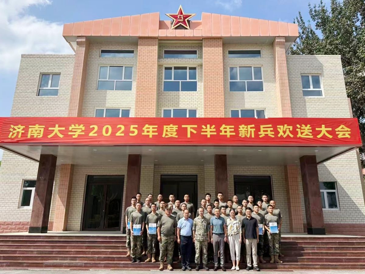役前慰问合影_副本.jpg