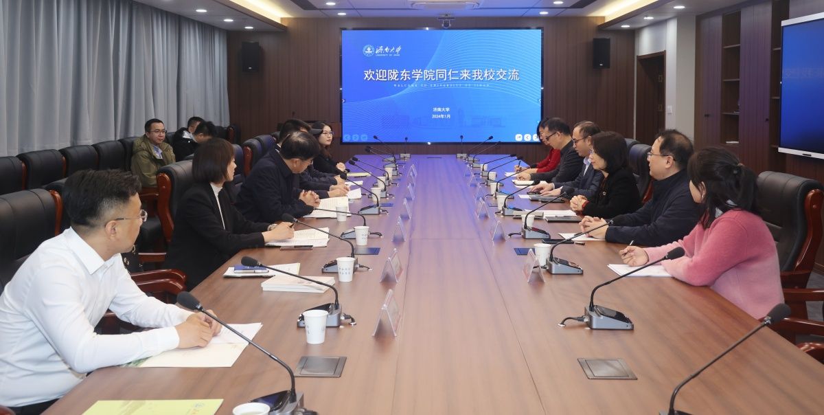 20240110陇东学院辛刚国校长一行来Opta足球考察交流 (1).jpg