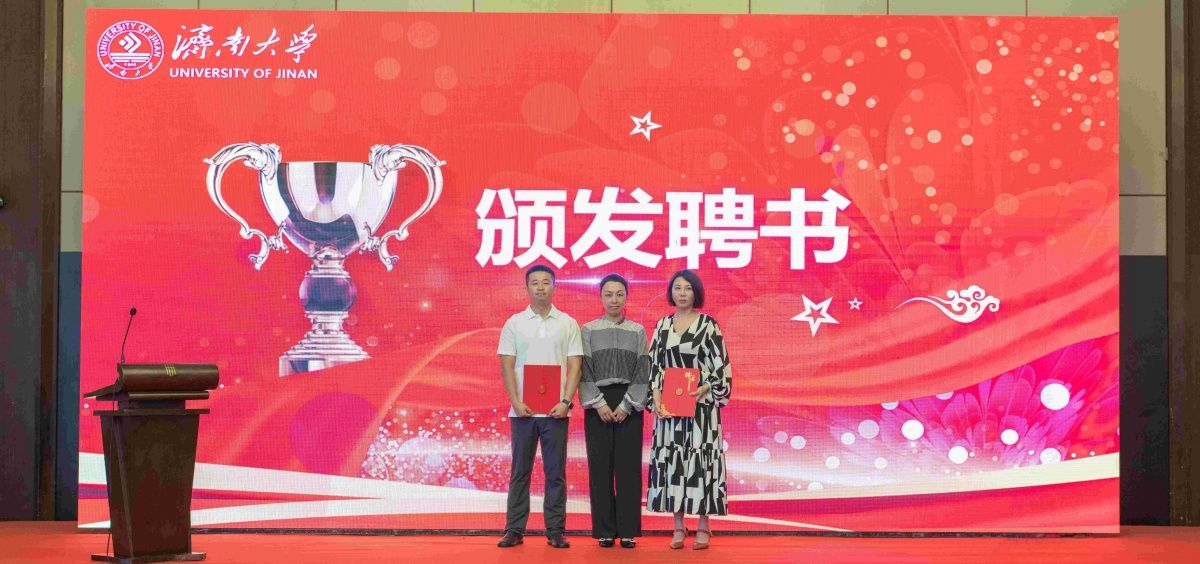 景丽萍副处长颁发聘书(1)_副本111.jpg